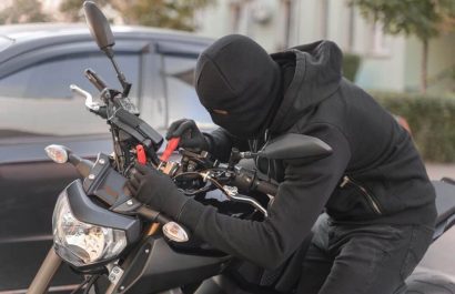 Quiso huir con una motocicleta, pero la víctima lo alcanzó y evitó el robo. Ocurrió en Santo Domingo de los Tsáchilas