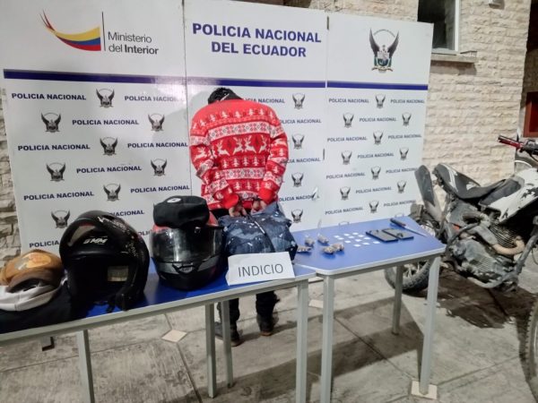 Quito Detienen a dos hombres por robo armado y posesión de drogas en Tumbaco