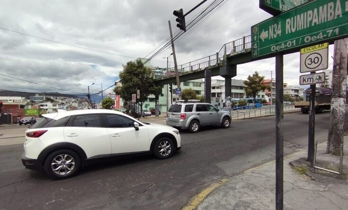 Quito inicia desmontaje de puente peatonal en el norte y construirá paso accesible