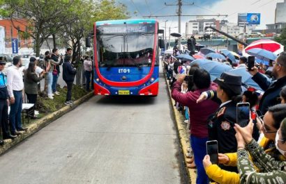 Quito mantiene tarifas estables con transporte eléctrico pese a cambios en subsidios
