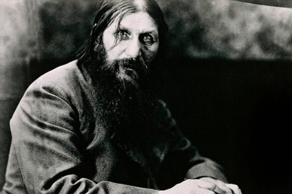 Grigori Rasputín, místico y sanador, murió el 30 de diciembre de 1916. Asesor cercano del zar Nicolás II, su influencia y escándalos desacreditaron a la monarquía rusa.