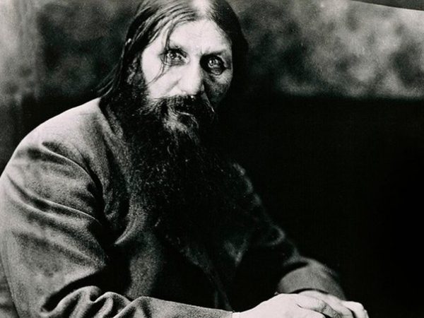 Grigori Rasputín, místico y sanador, murió el 30 de diciembre de 1916. Asesor cercano del zar Nicolás II, su influencia y escándalos desacreditaron a la monarquía rusa.
