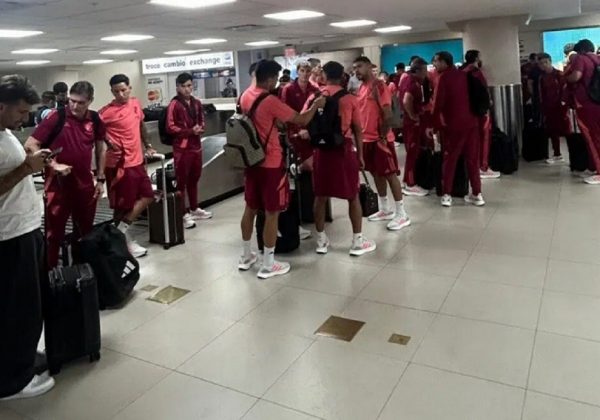 Jugadores de River Plate en el aeropuerto José Joaquín de Olmedo.