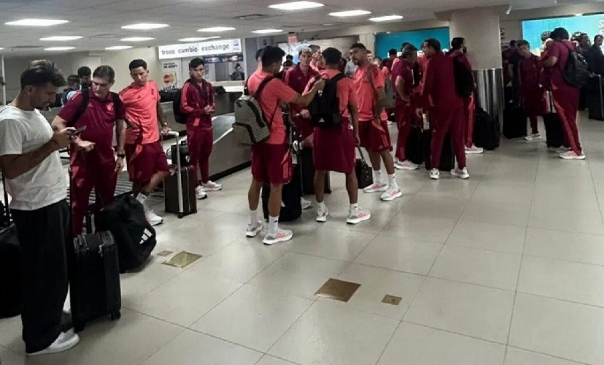 Jugadores de River Plate en el aeropuerto José Joaquín de Olmedo.