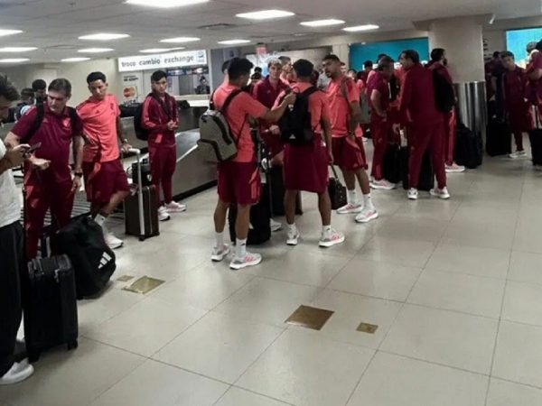 Jugadores de River Plate en el aeropuerto José Joaquín de Olmedo.