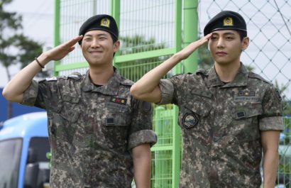 RM y V, de BTS, terminan el servicio militar en Corea del Sur