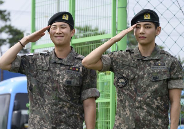 RM y V, de BTS, terminan el servicio militar en Corea del Sur