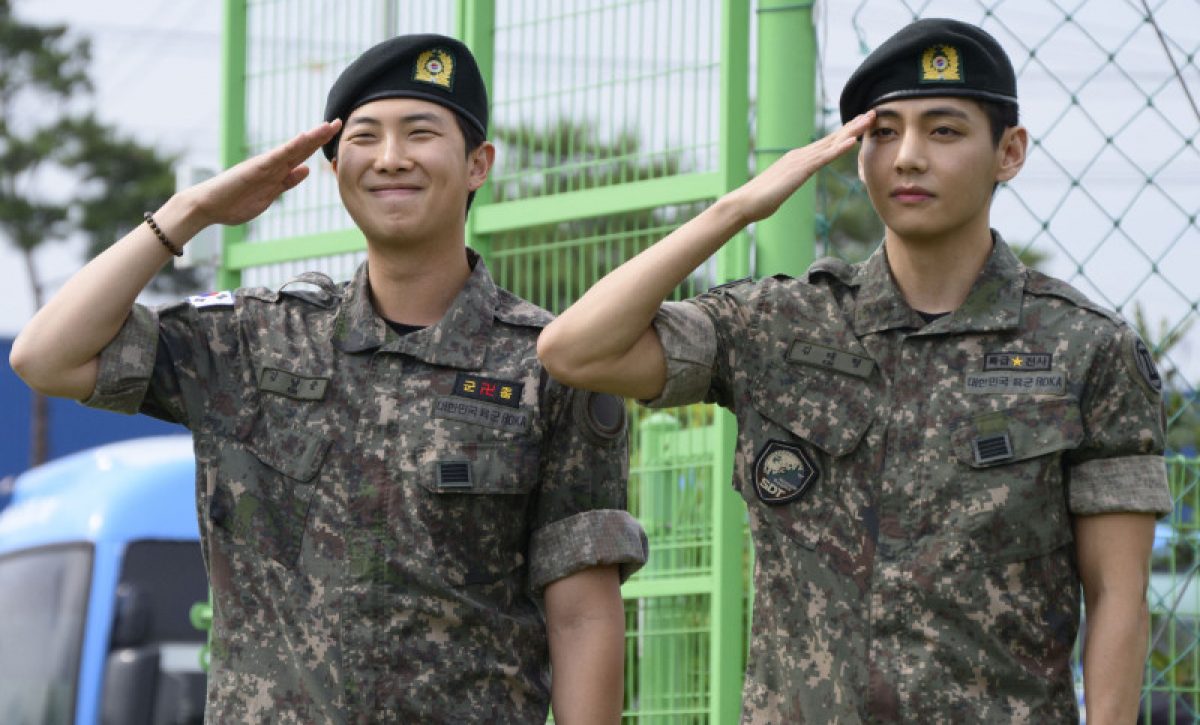 RM y V, de BTS, terminan el servicio militar en Corea del Sur