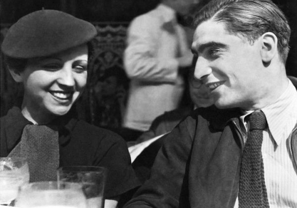 Endre Friedmann y Gerda Taro habían huido de la persecución nazi, se enamoraron y empezaron a trabajar juntos en la capital francesa. Ellos crearon a Robert Capa.