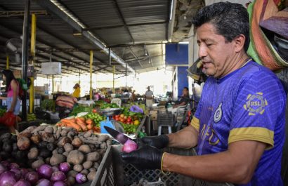 Ramón Torres en su puesto de verduras en el mercado mayorista de Portoviejo