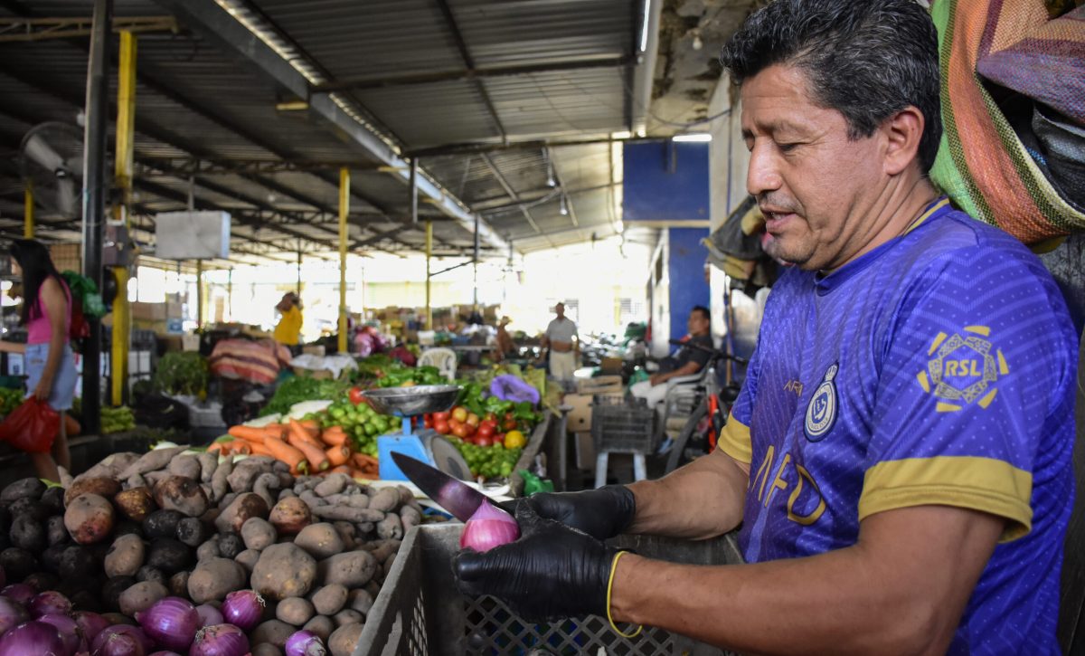 Ramón Torres en su puesto de verduras en el mercado mayorista de Portoviejo