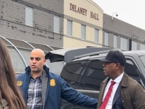 Ras Baraka detenido tras intento de inspección a Delaney Hall