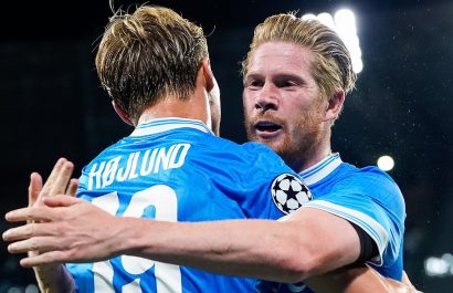 Rasmus Hojlund, quien marcó un doblete celebra con Kevin De Bruyne