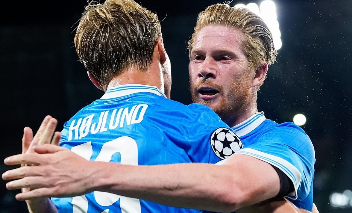 Rasmus Hojlund, quien marcó un doblete celebra con Kevin De Bruyne
