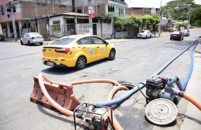 Rebose de aguas residuales afecta a vecinos del callejón Humberto Vélez en Portoviejo