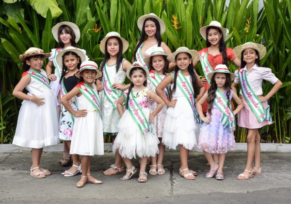 Parte de las 16 nuevas reinas infantiles que serán proclamadas el 23 de mayo.
