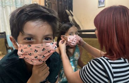 Reportan escasez de mascarillas tras anuncio de uso obligatorio en escuelas de Manabí
