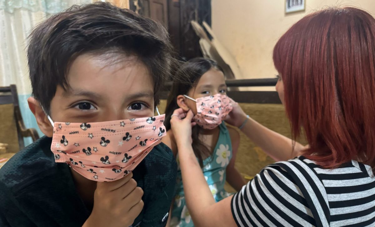 Reportan escasez de mascarillas tras anuncio de uso obligatorio en escuelas de Manabí