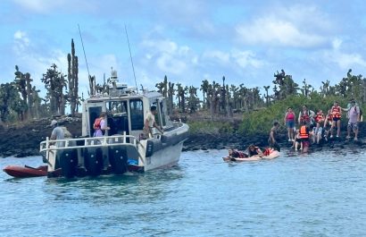 Rescatan a 28 personas tras hundimiento de embarcación en la playa Tortuga Bay, Galápagos