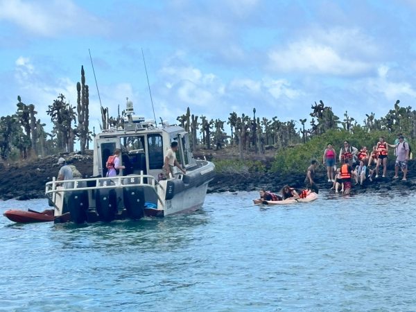 Rescatan a 28 personas tras hundimiento de embarcación en la playa Tortuga Bay, Galápagos
