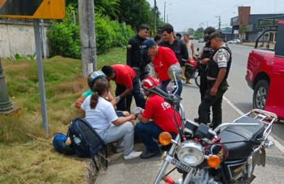 Rescatistas del Cuerpo de Bomberos de El Carmen asistieron a las mujeres heridas.