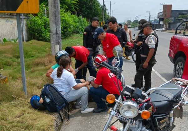 Rescatistas del Cuerpo de Bomberos de El Carmen asistieron a las mujeres heridas.
