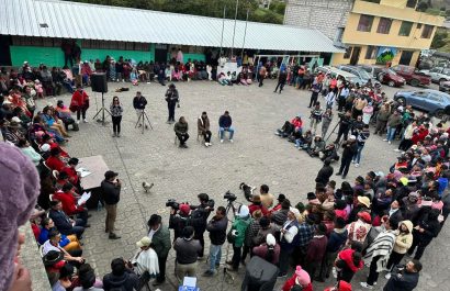 Resolución en Toacaso: La justicia indígena libera a tres policías tras disculpas a Leonidas Iza