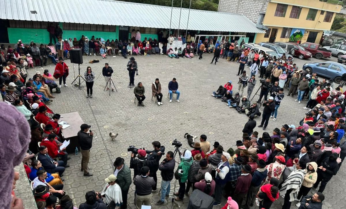 Resolución en Toacaso: La justicia indígena libera a tres policías tras disculpas a Leonidas Iza