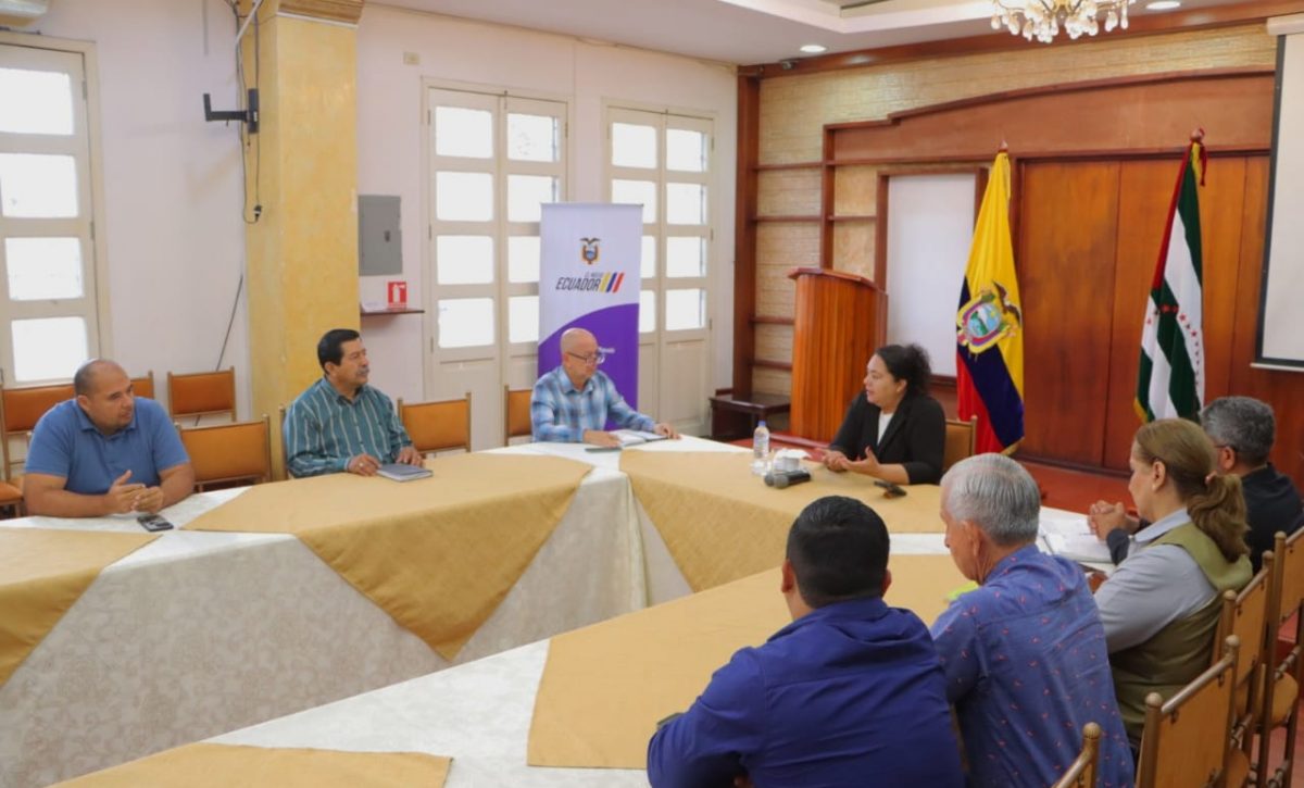 Reunión de gobernadora Aurora Valle con integrantes de la Unión de Cooperativas de Manabí