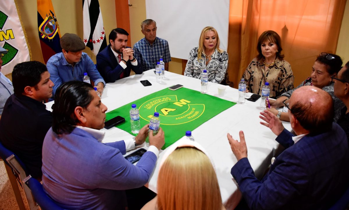 Reunión de líderes cívicos y gremiales en el Colegio de Ingenieros Agrónomos de Manabí
