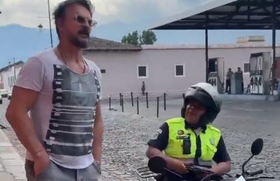 Ricardo Arjona, reconocido cantautor guatemalteco, se volvió viral al protagonizar una escena insólita y muy comentada.