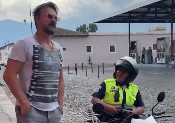 Ricardo Arjona, reconocido cantautor guatemalteco, se volvió viral al protagonizar una escena insólita y muy comentada.