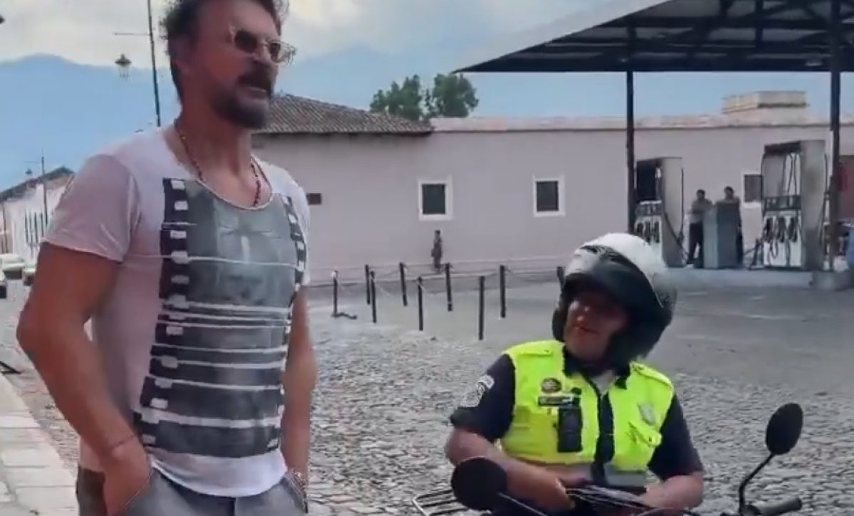Ricardo Arjona, reconocido cantautor guatemalteco, se volvió viral al protagonizar una escena insólita y muy comentada.
