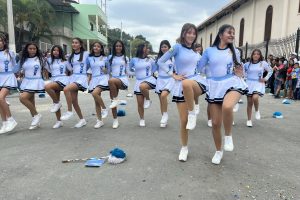 Estudiantes de varios planteles educativos pusieron la alegría en el desfile.