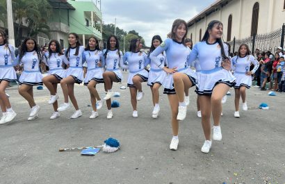 Estudiantes de varios planteles educativos pusieron la alegría en el desfile.