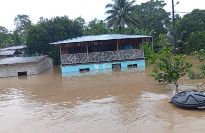 El desbordamiento de los ríos ha dejado viviendas bajo el agua.