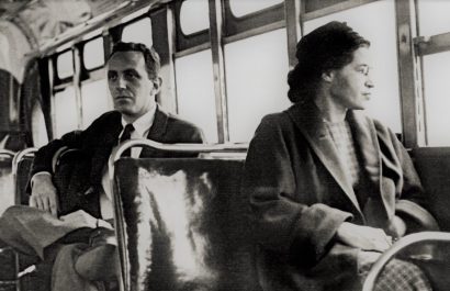 Rosa Parks (1913-2005), afroamericana, desafió la segregación racial en 1955 al negarse a ceder su asiento en un autobús en Montgomery, Alabama.