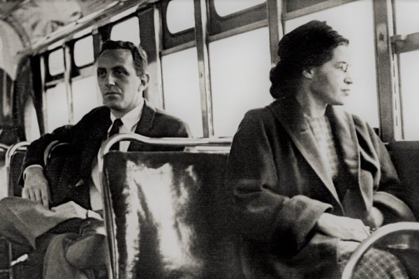 Rosa Parks (1913-2005), afroamericana, desafió la segregación racial en 1955 al negarse a ceder su asiento en un autobús en Montgomery, Alabama.