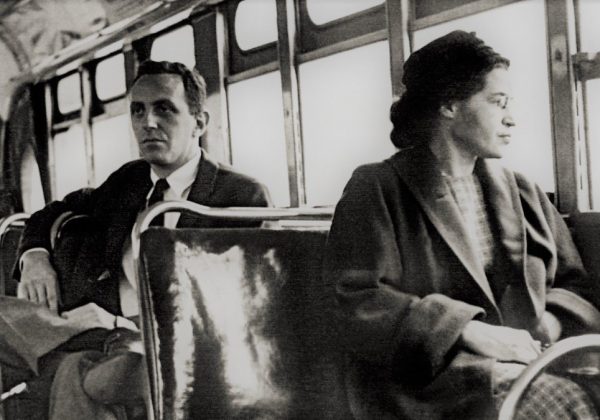 Rosa Parks (1913-2005), afroamericana, desafió la segregación racial en 1955 al negarse a ceder su asiento en un autobús en Montgomery, Alabama.