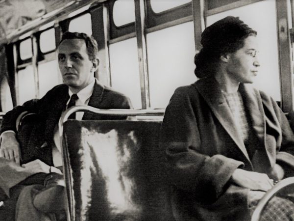 Rosa Parks (1913-2005), afroamericana, desafió la segregación racial en 1955 al negarse a ceder su asiento en un autobús en Montgomery, Alabama.