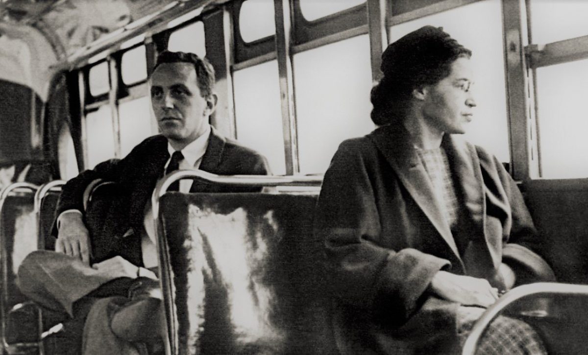 Rosa Parks (1913-2005), afroamericana, desafió la segregación racial en 1955 al negarse a ceder su asiento en un autobús en Montgomery, Alabama.