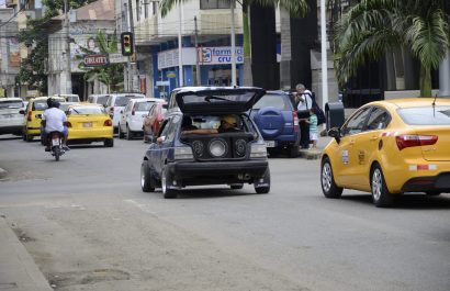 En las calles de Portoviejo, hay propietarios de vehículos que generan ruidos con parlantes.