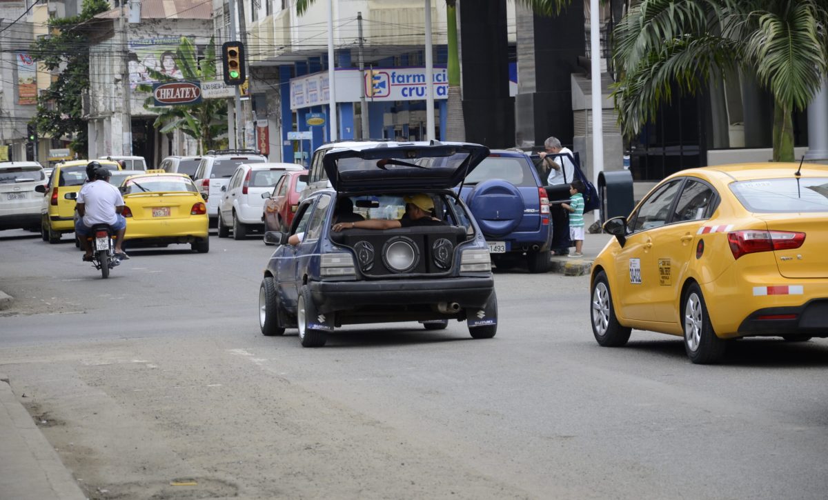 En las calles de Portoviejo, hay propietarios de vehículos que generan ruidos con parlantes.