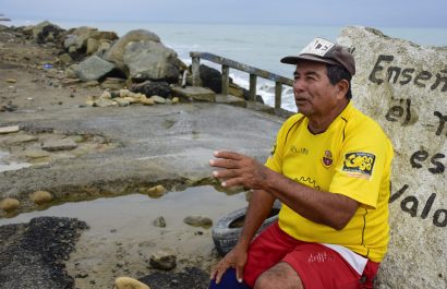 Ever Zambrano, habitante de San Jacinto, recuerda que hace unas décadas el mar estaba lejos del malecón.