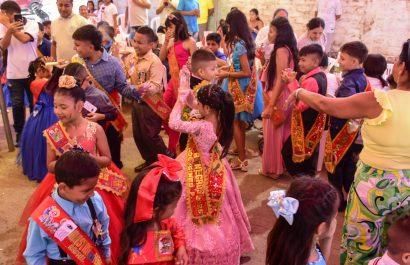 Los niños del Gobierno Negro, participaron del baile con el tradicional baño de perfume.