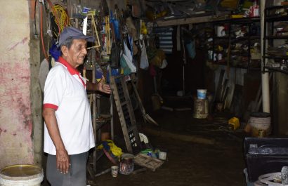 Segundo Véliz, muestra su carpintería que aún permanece llena de lodo.