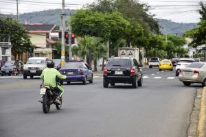 Un motociclista cruza el semáforo con la luz roja, en la avenida Reales Tamarindos, en Portoviejo.