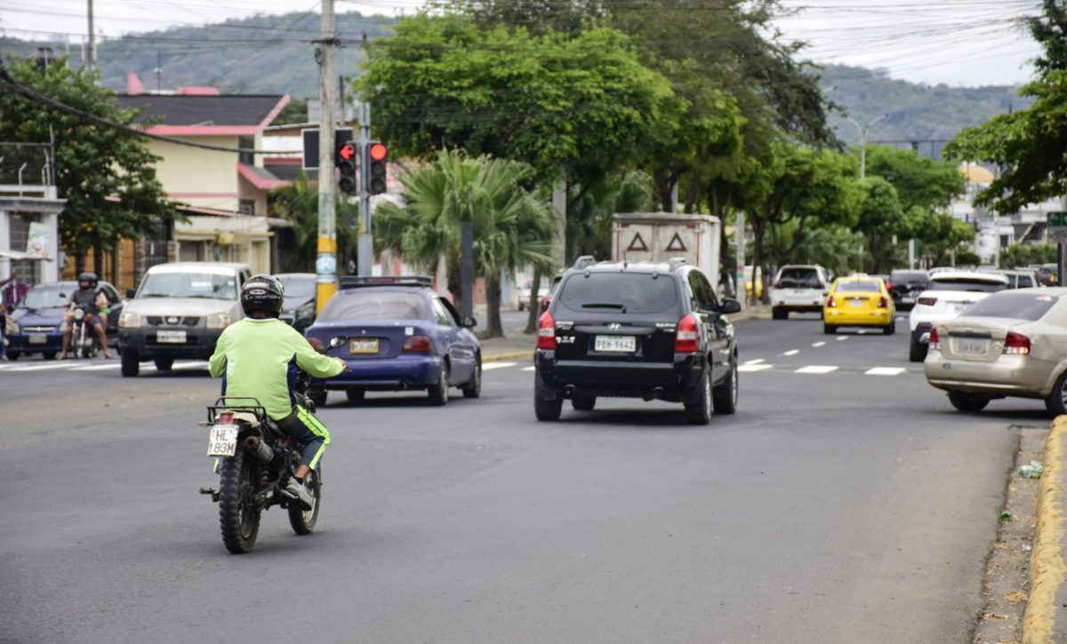 Un motociclista cruza el semáforo con la luz roja, en la avenida Reales Tamarindos, en Portoviejo.