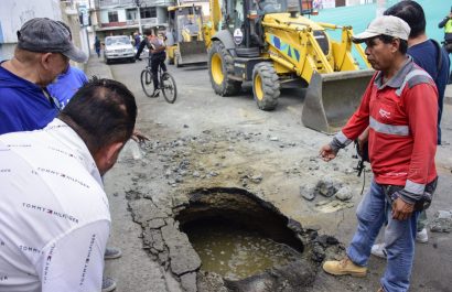 El socavón se habría producido por la rotura de una tubería de agua.