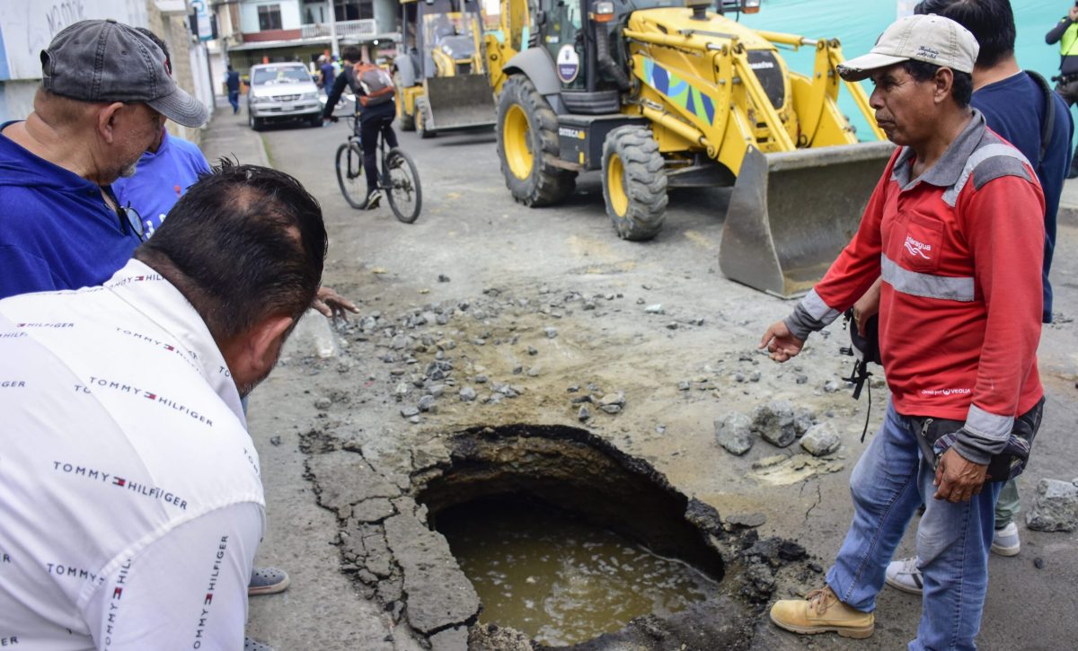 El socavón se habría producido por la rotura de una tubería de agua.